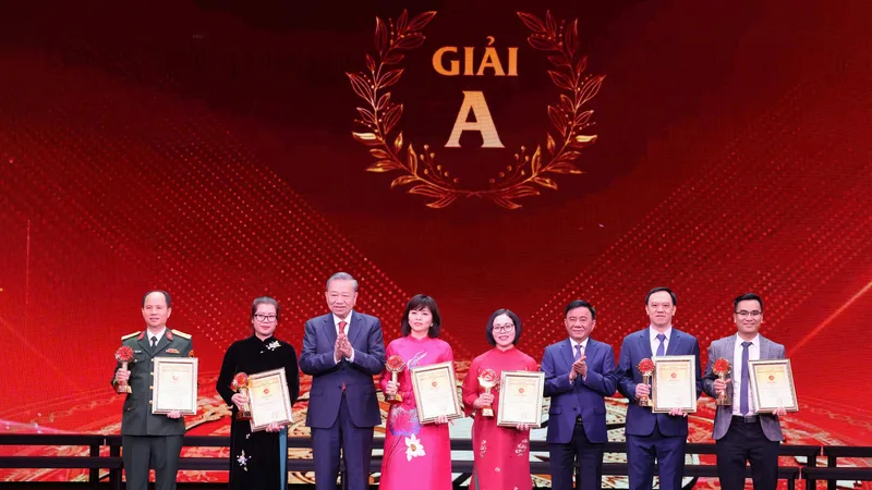 Tổng Bí thư Tô Lâm và Thường trực Ban Bí thư, Chủ nhiệm Ủy ban Kiểm tra Trung ương Trần Cẩm Tú trao giải cho các tác giả, nhóm tác giả đoạt giải A. Ảnh: QUANG PHÚC