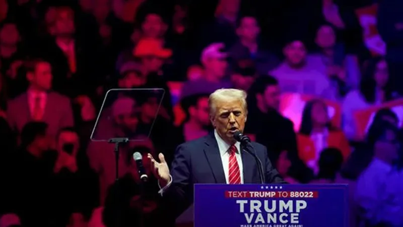 Tổng thống đắc cử Mỹ Donald Trump phát biểu tại nhà thi đấu Capital One Arena. Ảnh: Bloomberg
