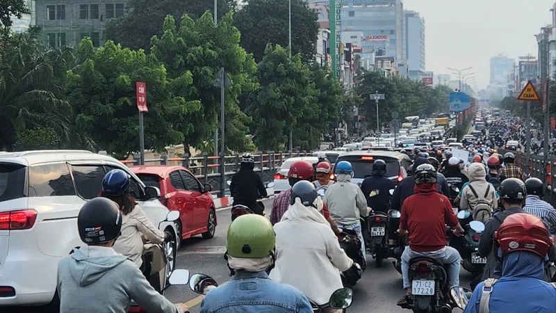 Người dân đổ về quê đón tết, nhiều tuyến đường ở cửa ngõ TPHCM ùn ứ. Ảnh: M.L.