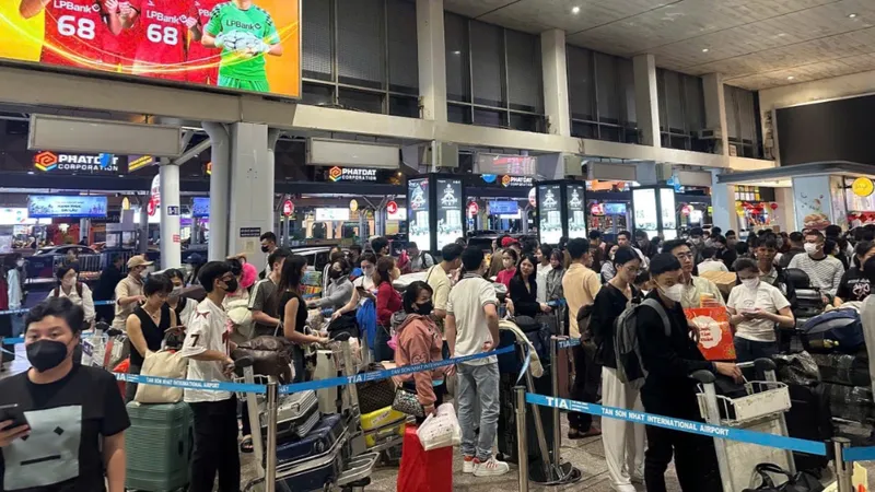 Sân bay Tân Sơn Nhất vẫn đông nghẹt, dòng người mệt mỏi chờ đợi về quê đón tết