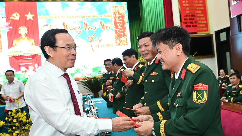 Lãnh đạo TPHCM thăm, chúc tết Bộ Tư lệnh TPHCM