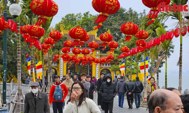 Người dân Hà Nội đi lễ chùa Trấn Quốc sáng mùng 1 Tết