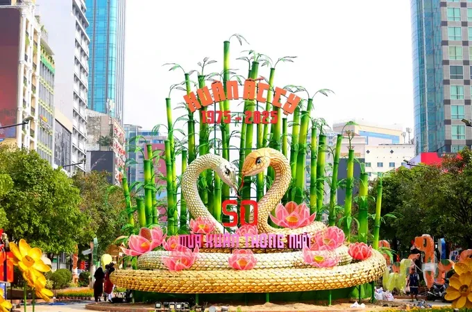 Linh vật tại cổng chào
