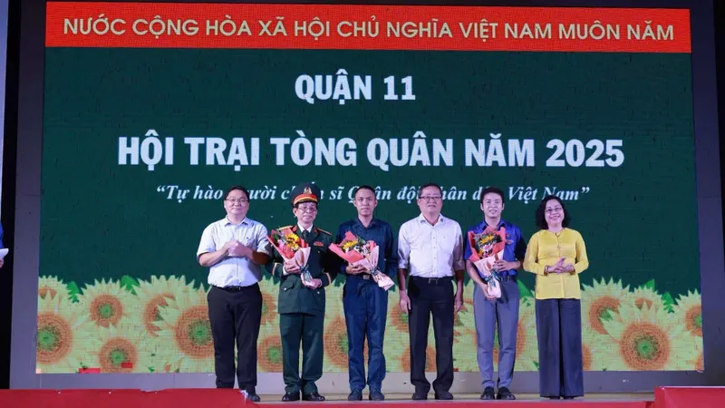 Phó Bí thư Thường trực quận ủy quận 11 Trần Hải Yến ân cần thăm hỏi, động viên các tân binh