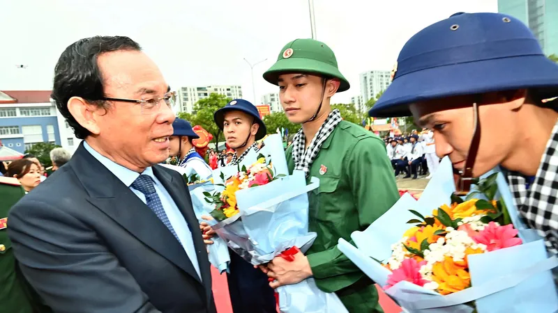 Bí thư Thành uỷ TPHCM Nguyễn Văn Nên thăm hỏi, động viên tân binh lên đường nhập ngũ. Ảnh: VIỆT DŨNG