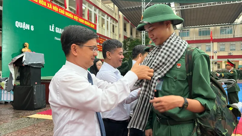 Trưởng ban Tuyên giáo và Dân vận Thành ủy TPHCM Nguyễn Mạnh Cường động viên tinh thần các thanh niên lên đường nhập ngũ