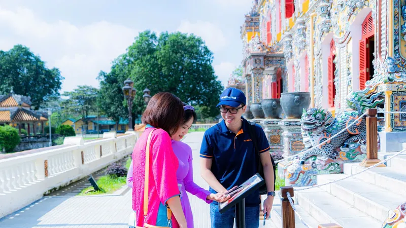 Du khách tham quan các di tích tại Đại nội Huế bằng công nghệ NFC