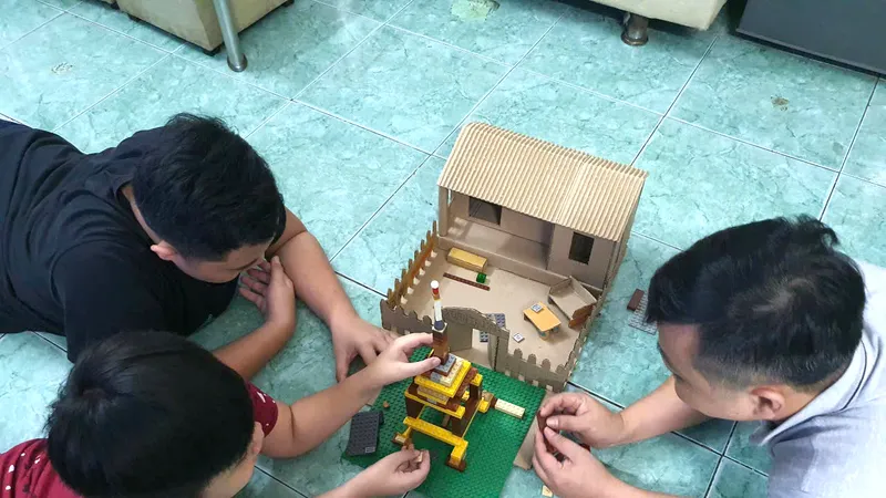 Ba - con cùng chơi. Ảnh: THU HƯỜNG