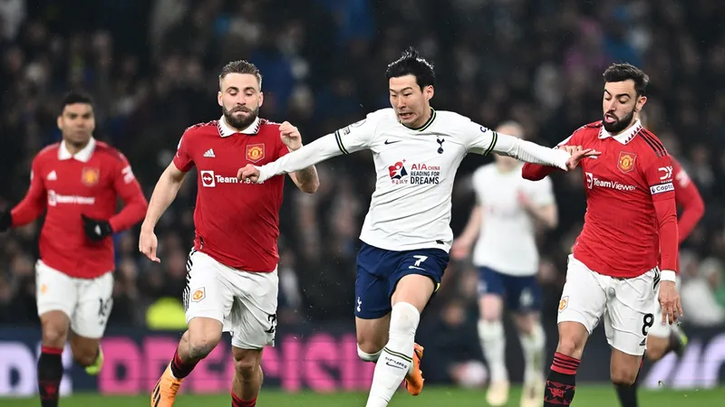 Cầu thủ Son Heung-min (áo trắng, CLB Tottenham) nỗ lực vượt qua các cầu thủ CLB Man.United trong một trận đấu trước đây