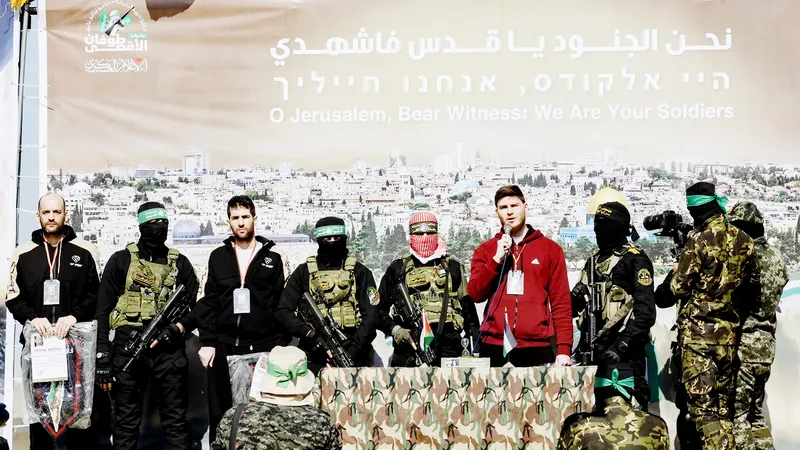 Lễ bàn giao các con tin Israel. Ảnh: NYT