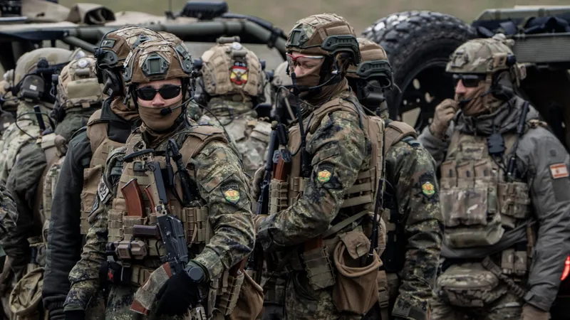 Các binh sĩ thuộc lực lượng vũ trang Tây Ban Nha và Bulgaria trong cuộc tập trận Steadfast Dart của NATO vào ngày 13-2-2025 tại Tsrancha, Bulgaria. Ảnh: Getty Images