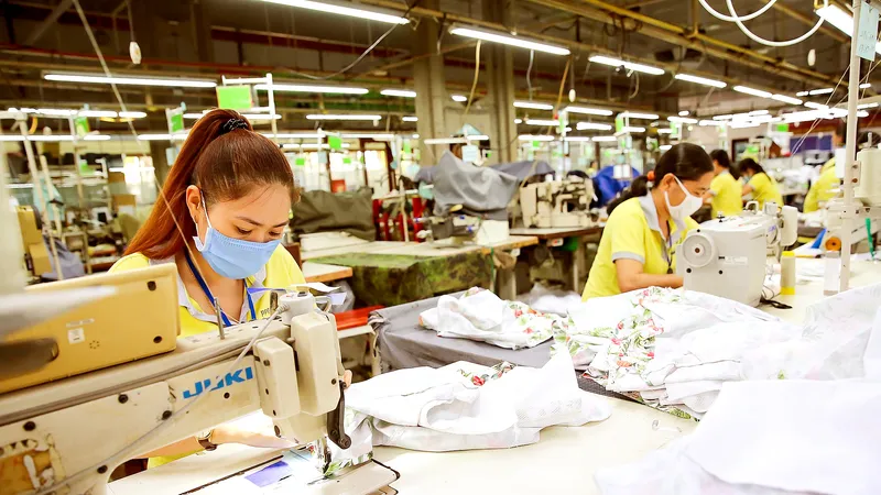 Công nhân làm việc tại Công ty May mặc DONY (huyện Bình Chánh, TPHCM). Ảnh: HOÀNG HÙNG