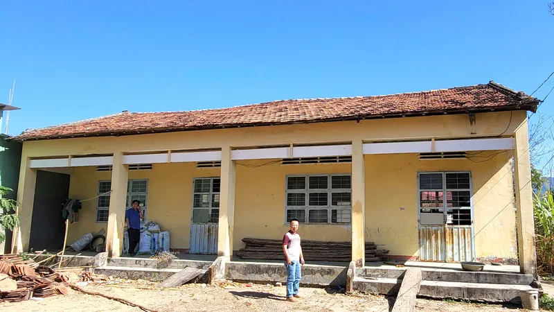 Điểm trường thôn 6 của Trường Tiểu học xã Tân Lập, huyện Kon Rẫy, tỉnh Kon Tum được người dân tận dụng để ở và làm nhà kho