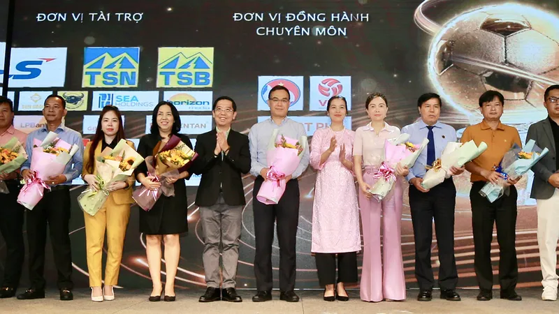 Ban tổ chức Giải thưởng Quả bóng vàng Việt Nam tri ân các nhà tài trợ đồng hành tại buổi họp báo công bố mùa trao thưởng 2024. Ảnh: DŨNG PHƯƠNG