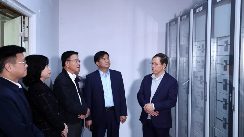 Phó Thủ tướng Lê Thành Long kiểm tra hệ thống điện tại tầng hầm Cơ sở 2 Bệnh viện Bạch Mai. Ảnh: VGP