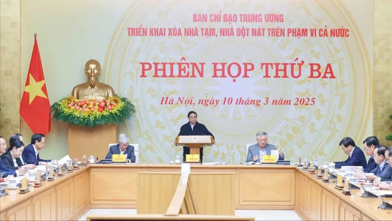 Thủ tướng Phạm Minh Chính chủ trì và phát biểu tại phiên họp lần thứ 3 của Ban Chỉ đạo Trung ương triển khai xóa nhà tạm, nhà dột nát trên phạm vi cả nước, chiều 10-3. Ảnh: VIẾT CHUNG