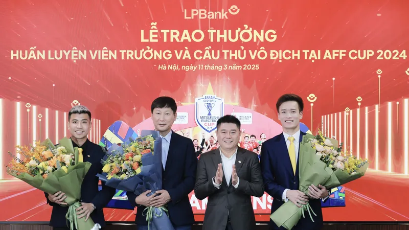 Ông Nguyễn Đức Thụy, Chủ tịch HĐQT LPBank (thứ 2 từ phải sang) tặng hoa chúc mừng Huấn luyện viên Kim Sang Sik cùng các cầu thủ Hoàng Đức, Đinh Thanh Bình