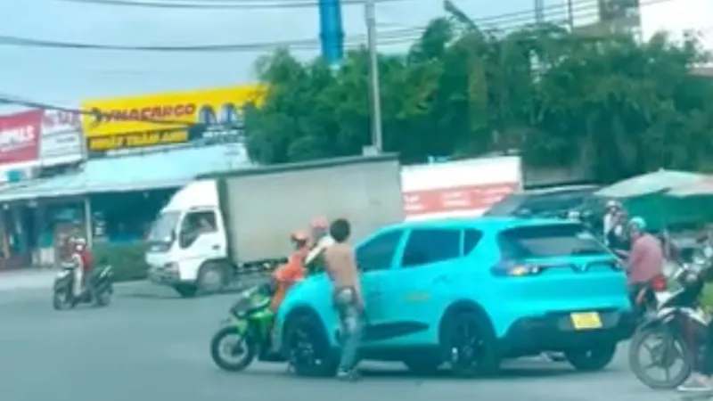 Người đàn ông cầm dao chặn xe taxi công nghệ trên đường phố TPHCM