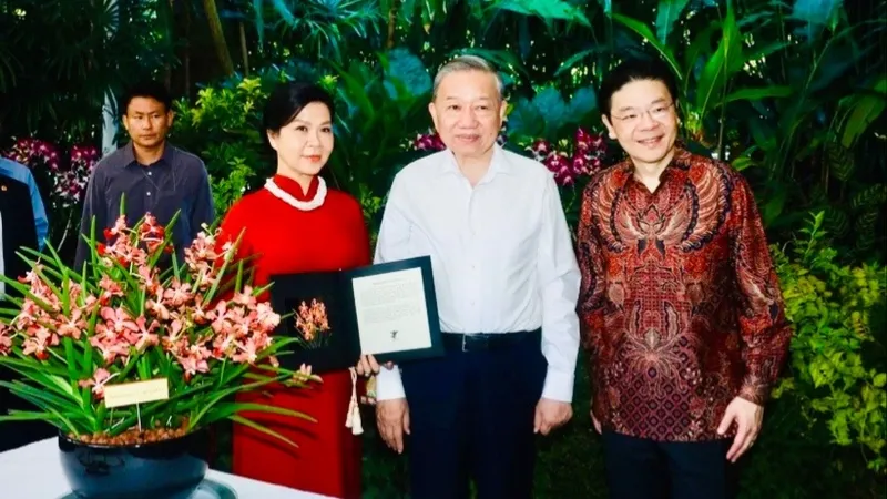 Tổng Bí thư và Phu nhân đặt tên hoa lan tại Vườn lan Quốc gia ở Singapore