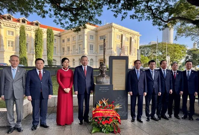 Tổng Bí thư Tô Lâm dâng hoa tưởng niệm Chủ tịch Hồ Chí Minh ở Bảo tàng Văn minh châu Á, Singapore