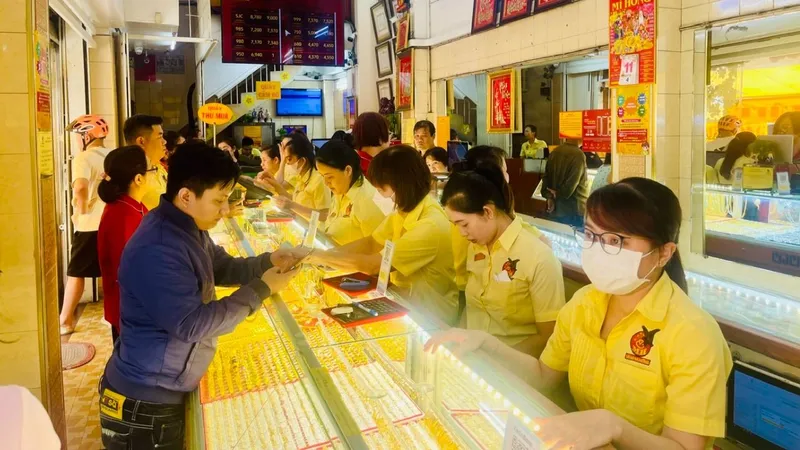 Giá vàng trong nước tiếp tục giảm ngày cuối tuần, người mua đã lỗ hơn 6 triệu đồng/lượng