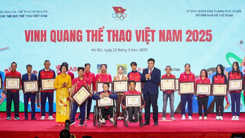 BTC vinh danh cho các cá nhân, tập thể đạt danh hiệu. Ảnh: NAM NGUYỄN