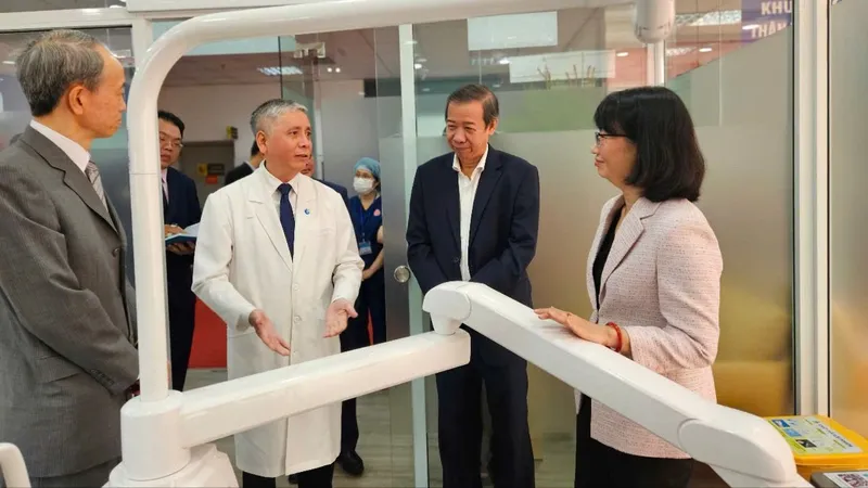 Phó Chủ tịch UBND TPHCM Trần Thị Diệu Thúy cùng các lãnh đạo tham quan Phòng khám Nha khoa cho thai phụ tại Bệnh viện Từ Dũ