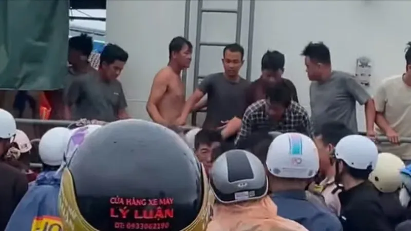 20 lao động biển gặp nạn trong vụ chìm tàu đã trở về đảo Phú Quý an toàn. Ảnh: NDCC
