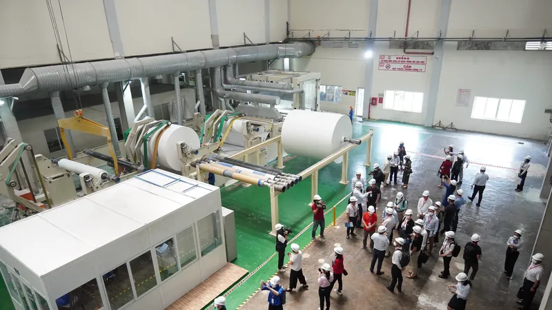 Các đại biểu tham quan hoạt động sản xuất tại Nhà máy giấy Xuân Mai (Khu công nghiệp Hiệp Phước, huyện Nhà Bè, TPHCM). Ảnh: Hoàng Hùng