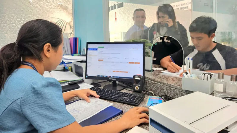 Công chức UBND phường An Phú Đông, quận 12 giải quyết hồ sơ cho người dân