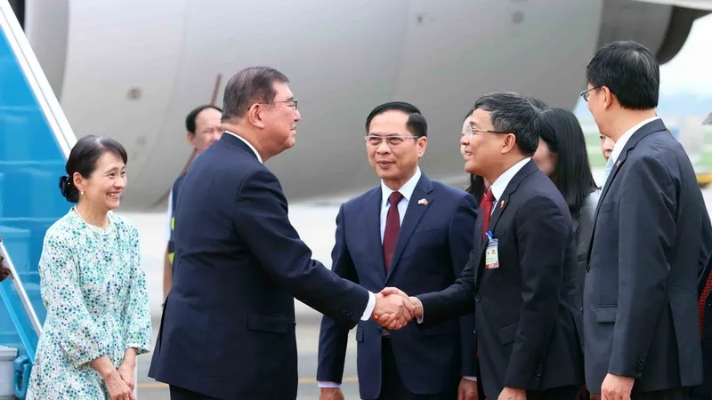 Thủ tướng Nhật Bản Ishiba Shigeru và Phu nhân Ishiba Yoshiko bắt đầu chuyến thăm chính thức Việt Nam. Ảnh: TTXVN