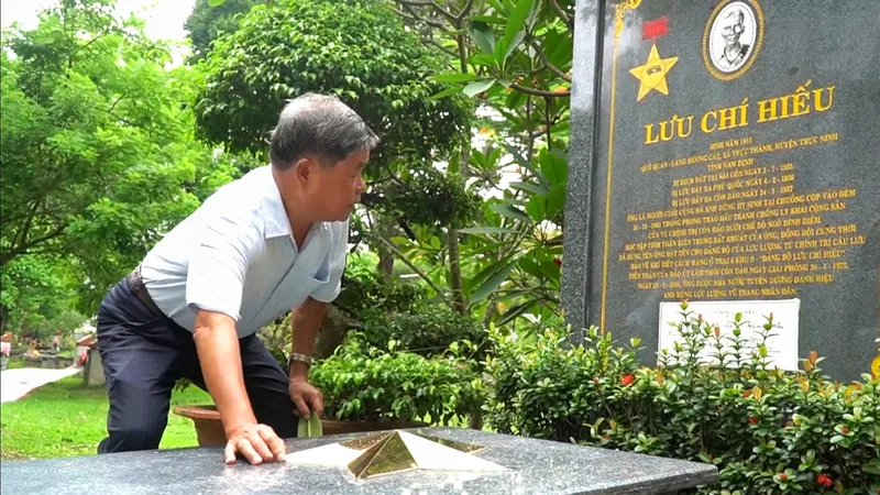 Trung tướng Châu Văn Mẫn, nguyên Phó Tổng cục trưởng Tổng cục Xây dựng lực lượng Công an Nhân dân (Bộ Công an) viếng mộ Anh hùng lực lượng vũ trang Lưu Chí Hiếu tại nghĩa trang Hàng Dương. Ảnh: PHÚ NGÂN
