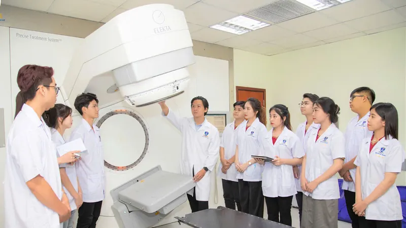 Sinh viên ngành Vật lý y khoa (Trường Đại học Nguyễn Tất Thành) trong giờ thực hành vận hành và sử dụng thiết bị y khoa 