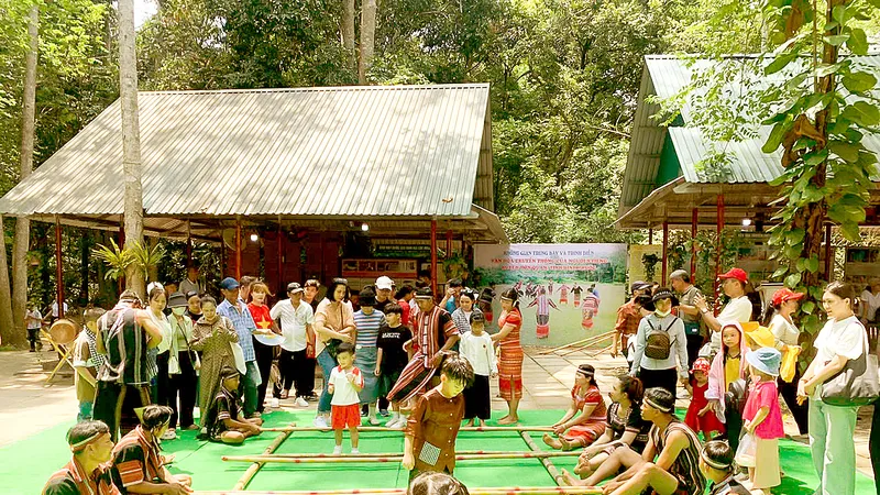Người dân, du khách tham quan Khu di tích lịch sử Địa đạo Củ Chi ngày đầu nghỉ lễ. Ảnh: TÂM MINH