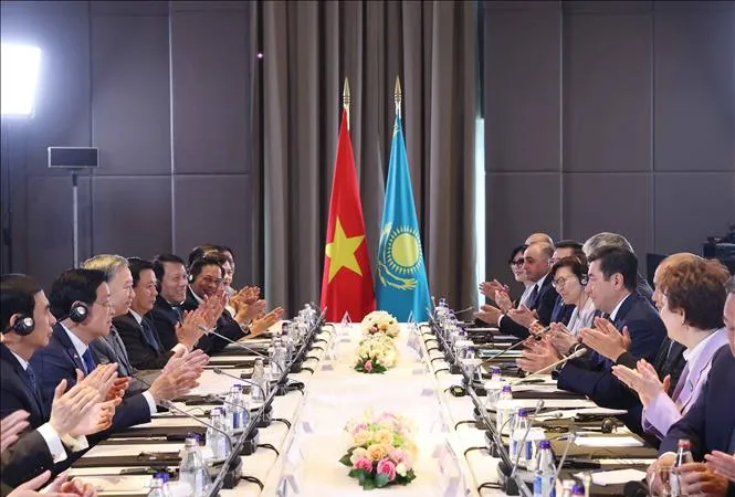 Tổng Bí thư Tô Lâm hội kiến Chủ tịch Hạ viện Kazakhstan, Chủ tịch Đảng Amanat cầm quyền Erlan Koshanov. Ảnh: TTXVN