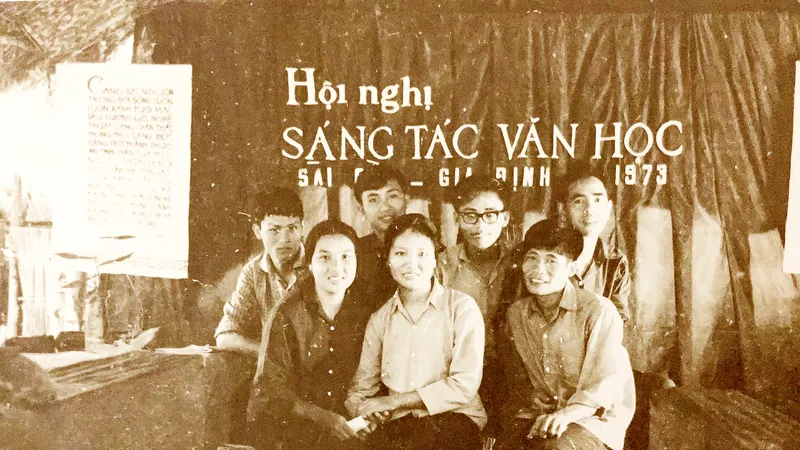 Các đại biểu: Phan An, Nguyễn Khắc Thuần, Phan Xuân Biên, Nguyễn Văn Sơn (hàng trên, từ phải qua); Trần Ấm, Trần Thị Thắng, Hà Phương (hàng dưới, từ phải qua) tại Hội nghị Văn nghệ Sài Gòn - Gia Định năm 1973. Ảnh: Tư liệu từ nhà văn Trần Thị Thắng