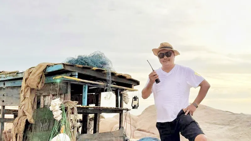 Đạo diễn Nguyễn Phương Điền trên phim trường Mẹ biển