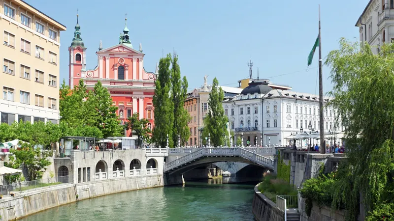 Thủ đô Ljubljana của Slovenia có cảnh quan thơ mộng. Ảnh: Britannica