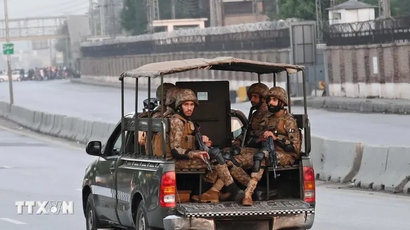 Nhân viên an ninh gác tại tuyến đường dẫn tới căn cứ không quân Nur Khan ở Rawalpindi (Pakistan) ngày 10/5/2025. Ảnh: THX/TTXVN