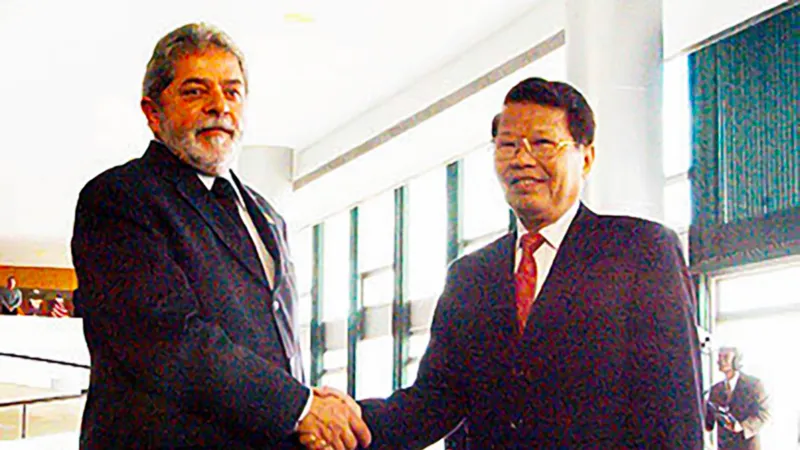 Tổng thống Brazil Luis Inacio Lula da Silva đón Chủ tịch nước Trần Đức Lương tại Phủ Tổng thống năm 2004