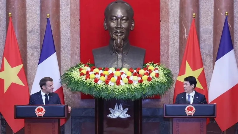 Chủ tịch nước Lương Cường và Tổng thống Pháp Emmanuel Macron tại buổi gặp gỡ báo chí. Ảnh: TTXVN 