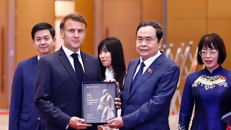 Chủ tịch Quốc hội Trần Thanh Mẫn trao tặng sách về Bác Hồ cho Tổng thống Cộng hòa Pháp Emmanuel Macron. Ảnh: TTXVN