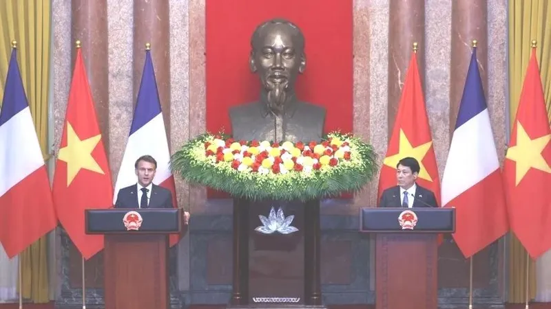 Chủ tịch nước Lương Cường và Tổng thống Pháp Emmanuel Macron tại buổi gặp gỡ báo chí. Ảnh: TTXVN