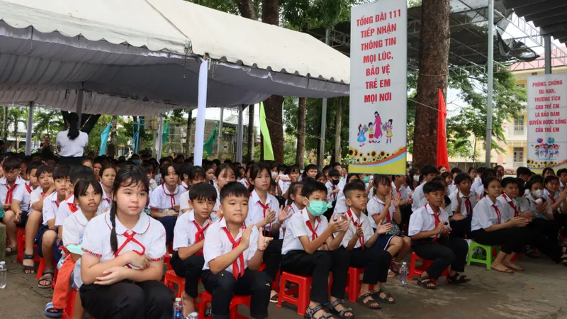 Các em học sinh tham gia buổi lễ