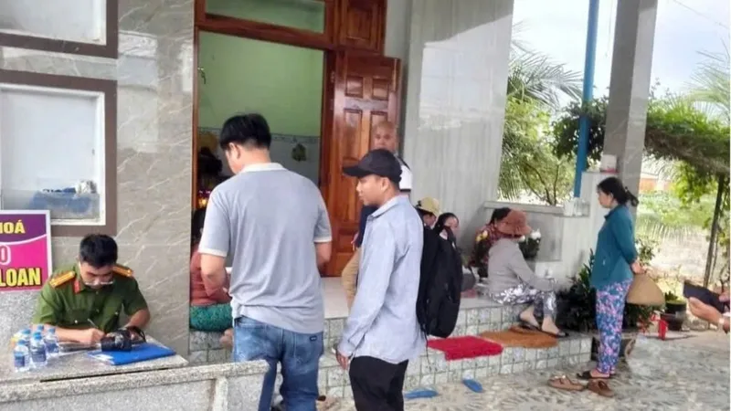 Cơ quan chức năng tỉnh Bình Thuận kiểm tra tại hiện trường xảy ra vụ việc. Ảnh: T.D.