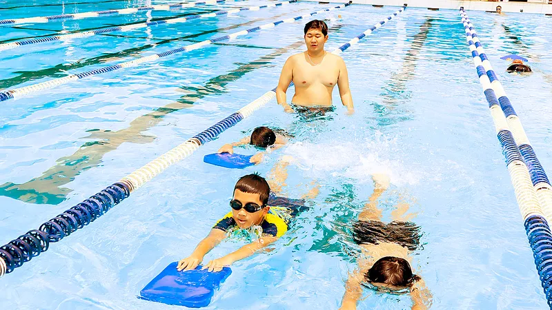 Các em nhỏ học bơi tại Trung tâm Thể thao dưới nước TPHCM. Ảnh: DŨNG PHƯƠNG