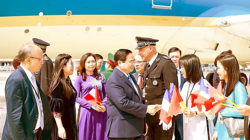 Cán bộ, nhân viên Đại sứ quán Việt Nam đón Thủ tướng Phạm Minh Chính và phu nhân tại sân bay quốc tế Cotê d’Azur Nice, thành phố Nice, Pháp. Ảnh: TTXVN