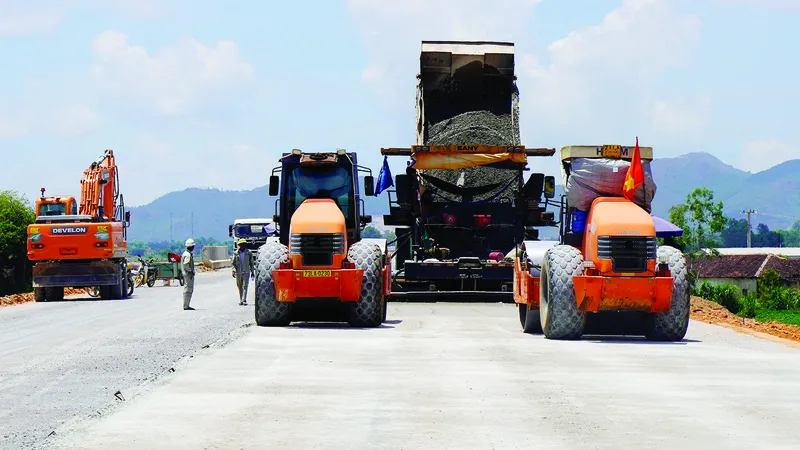 Trải đá cấp phối tại dự án đường cao tốc Quy Nhơn - Chí Thạnh (qua Bình Định và Phú Yên). Ảnh: NGỌC OAI
