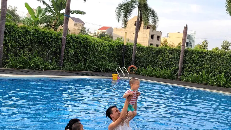 Nuôi con nhỏ vừa là hạnh phúc vừa là sự thử thách cho những gia đình trẻ. Ảnh: THIÊN ÂN