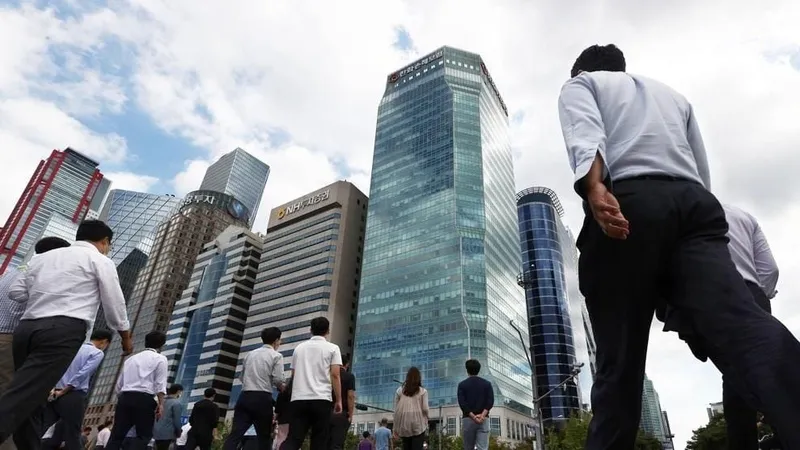 Những người lao động đang đi ăn trưa tại khu tài chính Yeouido của Seoul. Ảnh: Yonhap